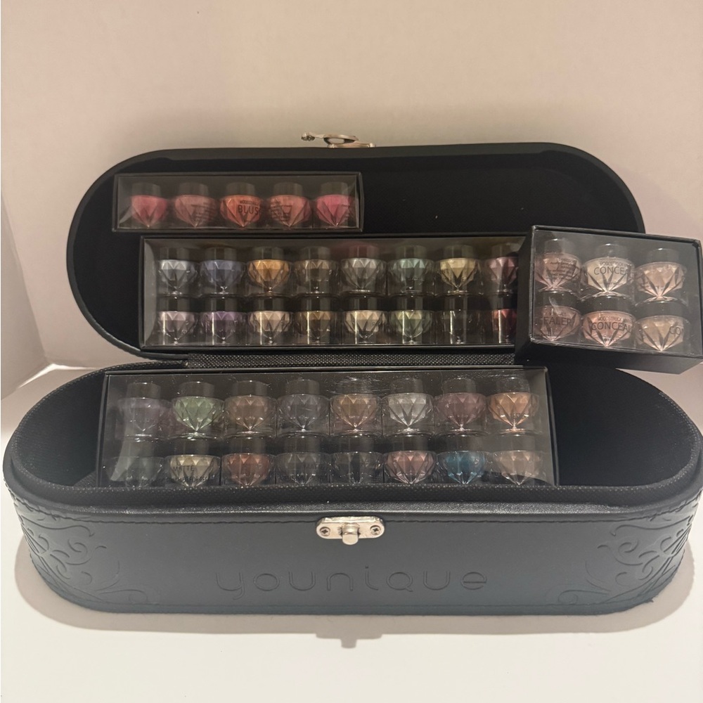 Younique Moonstruck Makeup case w/pigments